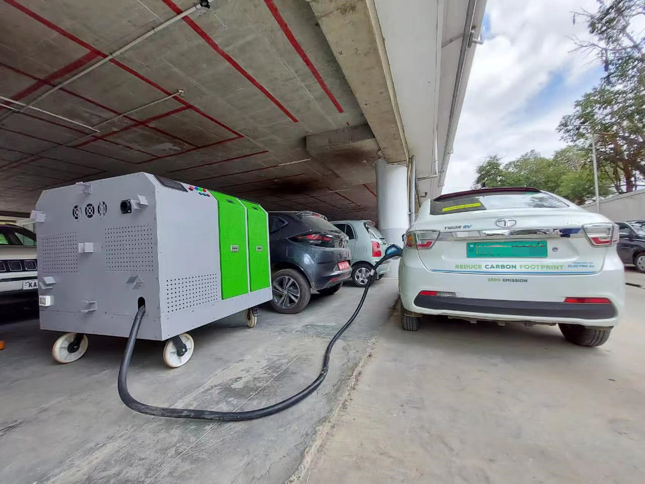 EV Battery Built-in Energy storage Charger for emergency service on EV Road